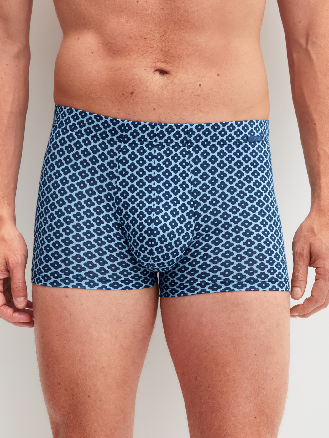 La modella / Il modello Uomo indossa Boxer brief in Lyocell di colore Blu, Modello, della serie Focus Trend di CALIDA, Vista frontale