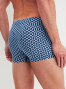La modella / Il modello Uomo indossa Boxer brief in Lyocell di colore Blu, Modello, della serie Focus Trend di CALIDA, Vista posteriore