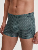 Herren-Model trägt Boxer Brief aus TENCEL™ in Grün, Gemustert aus Serie Focus Trend von CALIDA, Vorderansicht