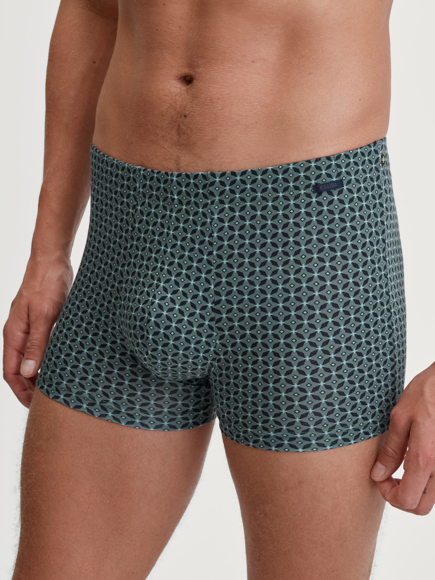Herren-Model trägt Boxer Brief aus TENCEL™ in Grün, Gemustert aus Serie Focus Trend von CALIDA, Vorderansicht