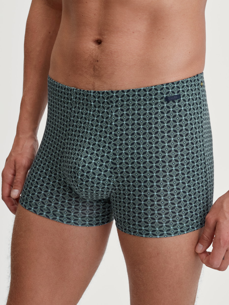 Herren-Model trägt Boxer Brief aus TENCEL™ in Grün, Gemustert aus Serie Focus Trend von CALIDA, Vorderansicht