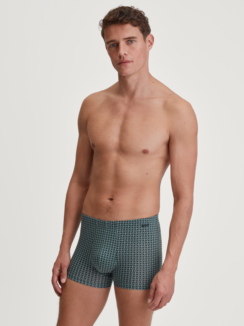 Herren-Model trägt Boxer Brief aus TENCEL™ in Grün, Gemustert aus Serie Focus Trend von CALIDA, Outfit