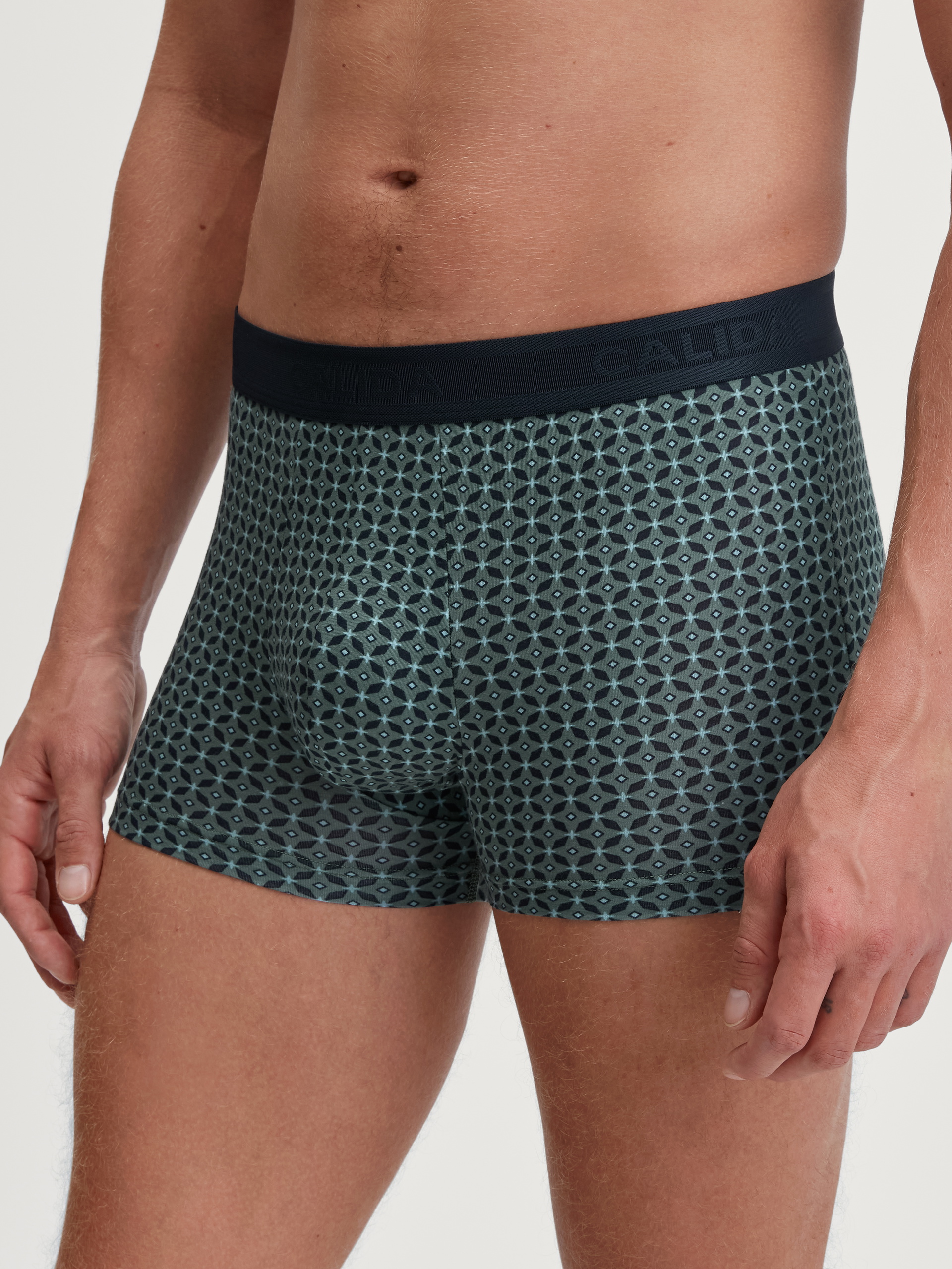 Le mannequin Homme porte le/la Boxer brief en TENCEL™ de couleur Vert, À motifs, de la série Focus Trend de CALIDA, Vue de face