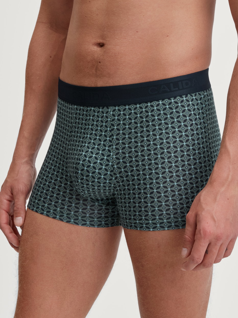 Herren-Model trägt Boxer Brief mit Softgummibund aus TENCEL™ in Grün, Gemustert aus Serie Focus Trend von CALIDA, Vorderansicht