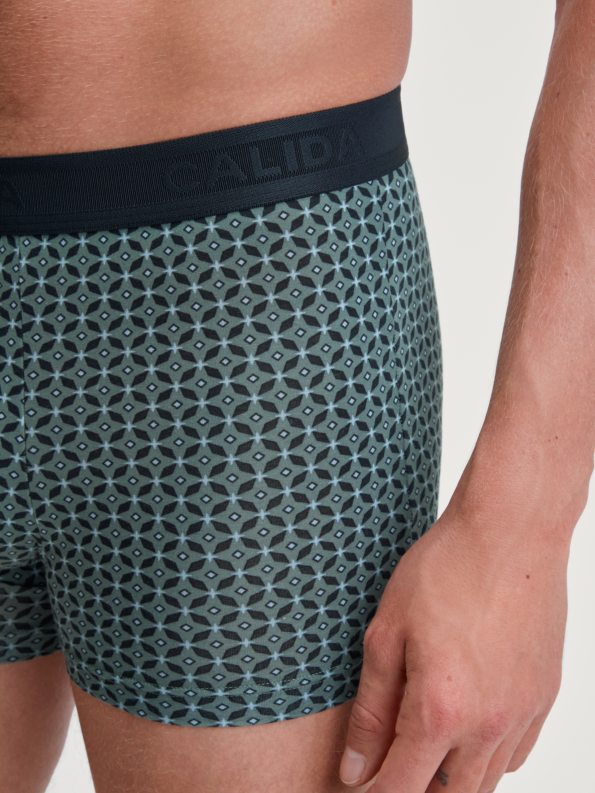 Le mannequin Homme porte le/la Boxer brief en TENCEL™ de couleur Vert, À motifs, de la série Focus Trend de CALIDA, Détail