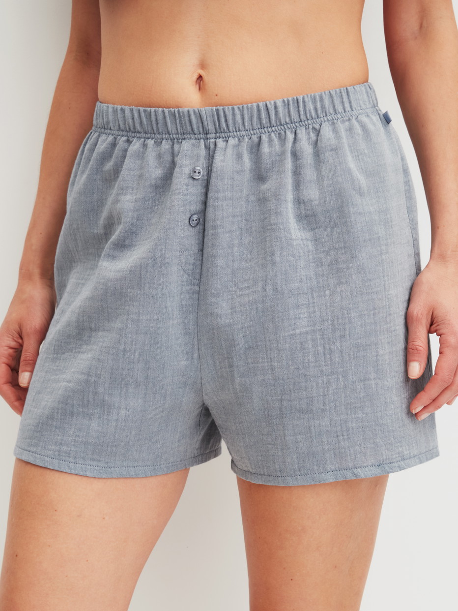 Damen-Model trägt Kurze Pyjamahose aus 100% Baumwolle in Blau, Einfarbig aus Serie Favourites Tiles von CALIDA, Vorderansicht
