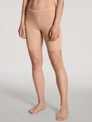 Damen-Model trägt Longpant aus Modal in Beige, Einfarbig aus Serie Natural Skin von CALIDA, Vorderansicht