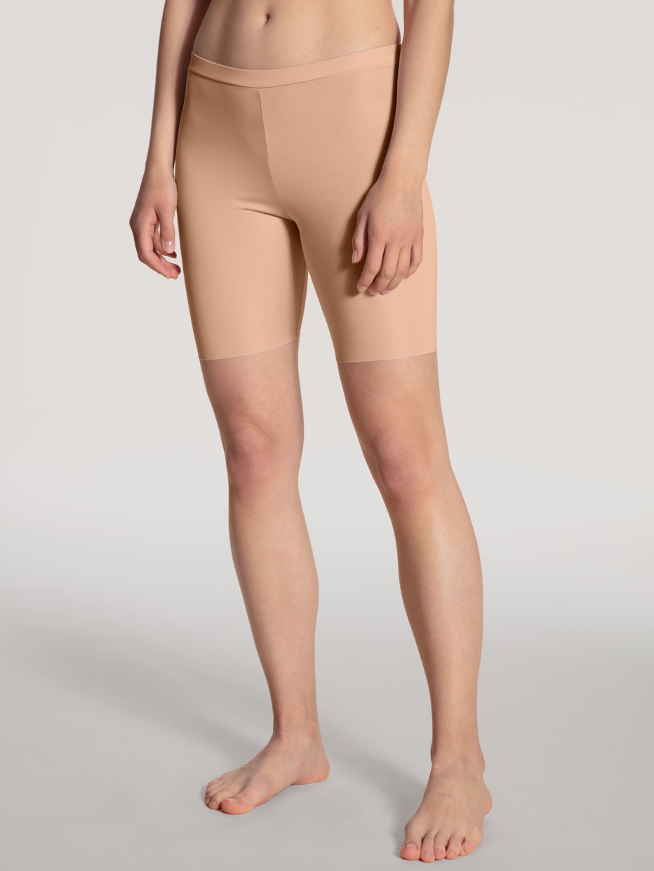 Damen-Model trägt Longpant aus Modal in Beige, Einfarbig aus Serie Natural Skin von CALIDA, Vorderansicht