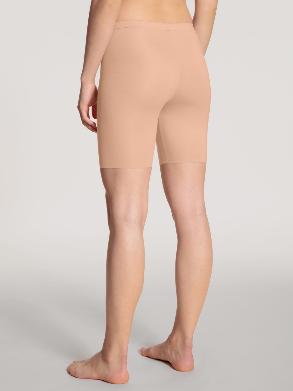 Damen-Model trägt Longpant aus Modal in Beige, Einfarbig aus Serie Natural Skin von CALIDA, Rückansicht