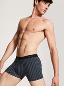 Herren-Model trägt Boxer Brief, 3er-Pack aus Baumwolle in Schwarz, Gestreift aus Serie Cotton Special von CALIDA, Outfit