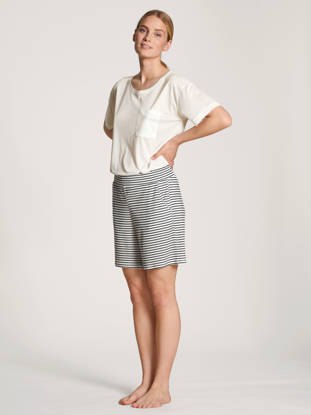 Damen-Model trägt Kurze Pyjamahose aus Lyocell in Blau, Gestreift aus Serie Circular Sleep von CALIDA, Vorderansicht, Outfit