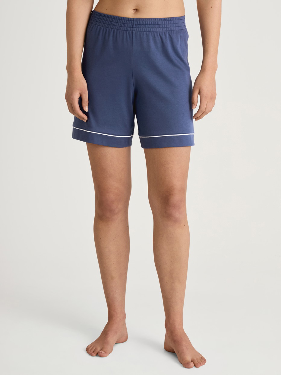 Damen-Model trägt Kurze Pyjamahose aus 100% Baumwolle in Blau, Einfarbig aus Serie Favourites Magic von CALIDA, Vorderansicht