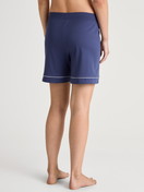 Damen-Model trägt Kurze Pyjamahose aus 100% Baumwolle in Blau, Einfarbig aus Serie Favourites Magic von CALIDA, Rückansicht
