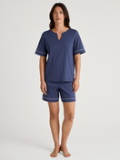 Damen-Model trägt Kurze Pyjamahose aus 100% Baumwolle in Blau, Einfarbig aus Serie Favourites Magic von CALIDA, Outfit