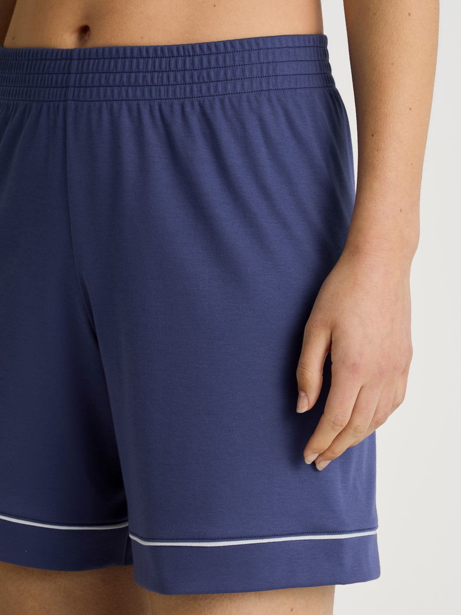 Damen-Model trägt Kurze Pyjamahose aus 100% Baumwolle in Blau, Einfarbig aus Serie Favourites Magic von CALIDA, Vorderansicht