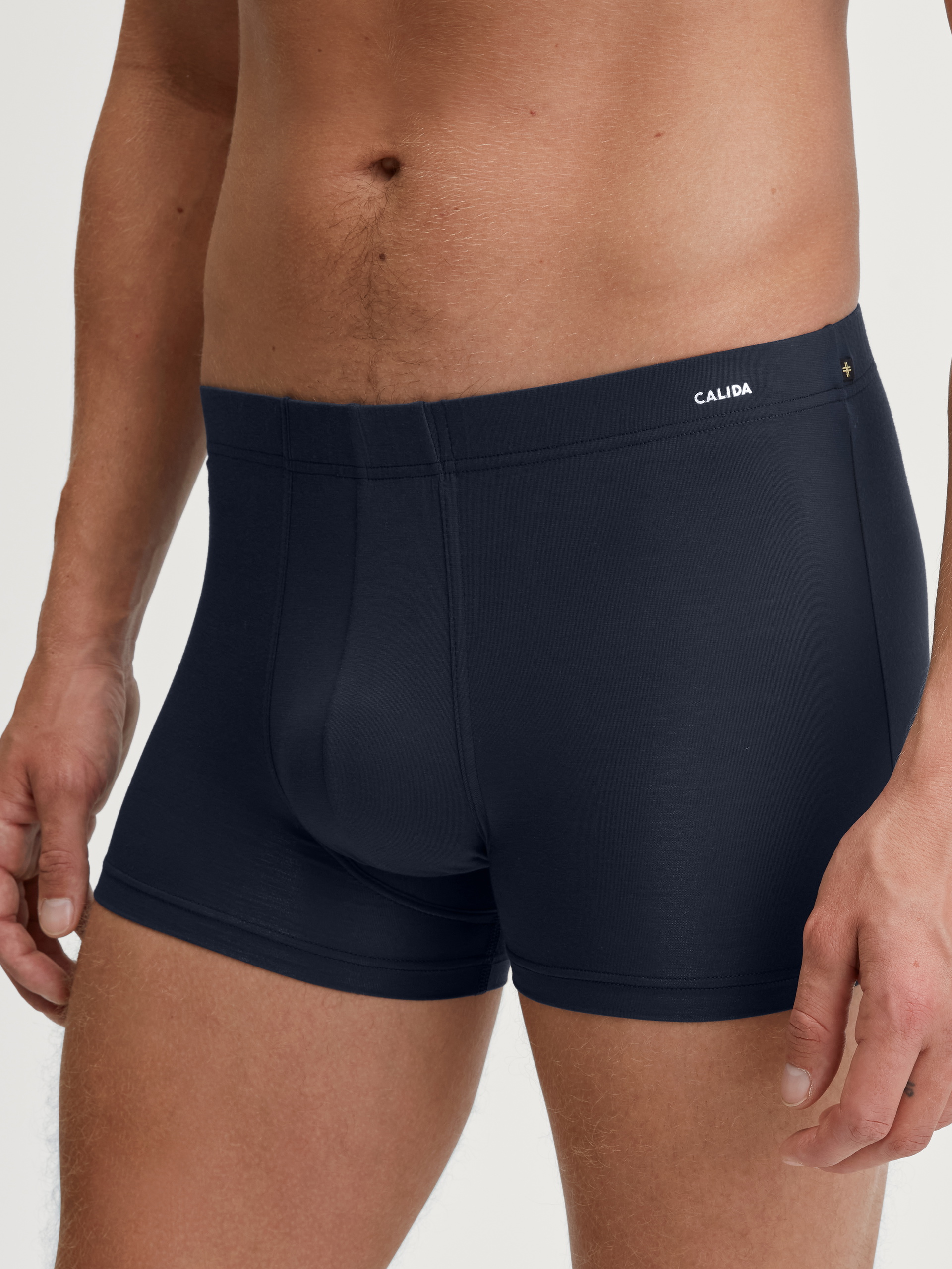 Le mannequin Homme porte le/la Boxer brief en TENCEL™ de couleur Bleu, Unicolore, de la série Balanced Day de CALIDA, Vue de face
