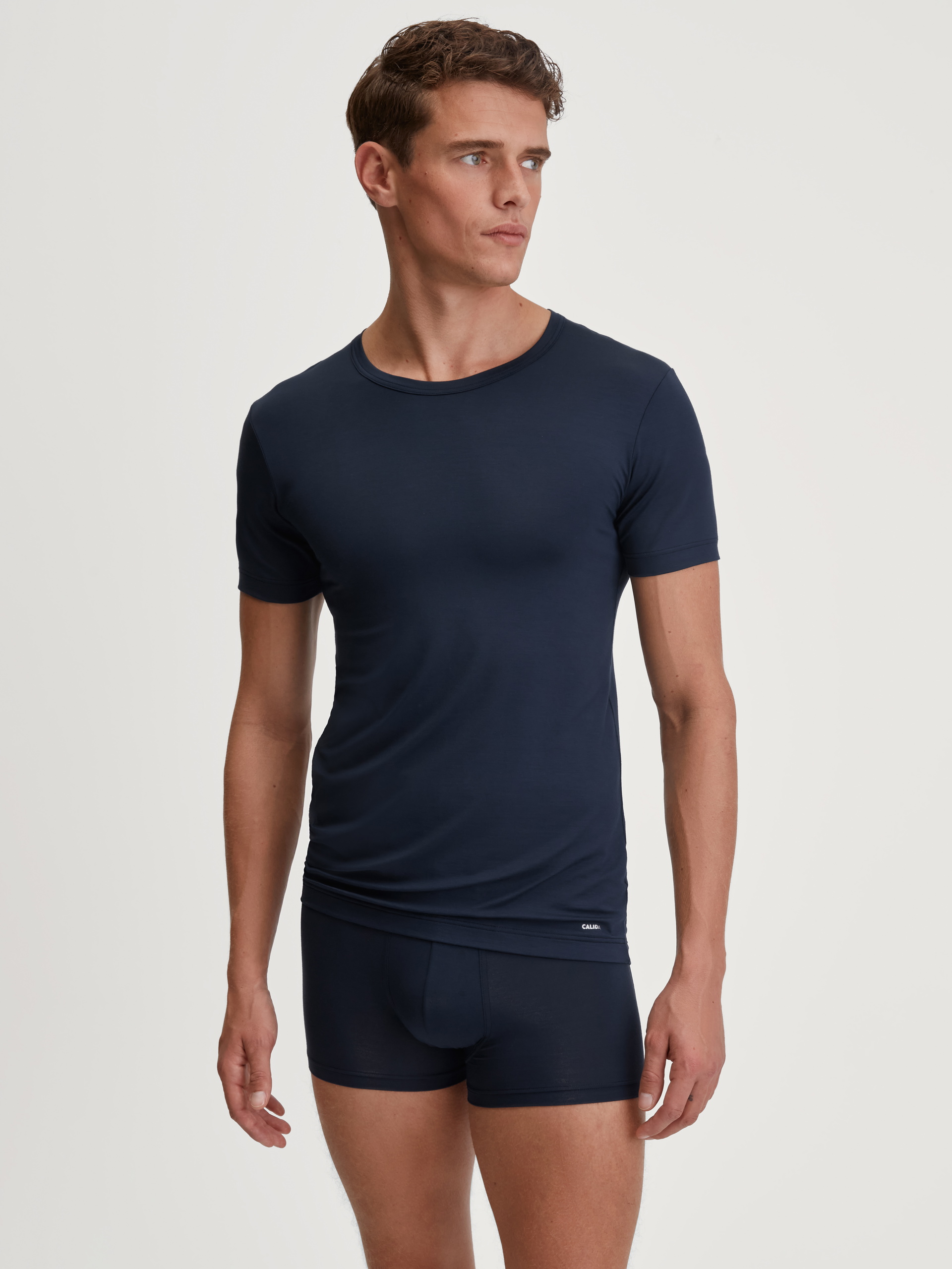 Le mannequin Homme porte le/la Boxer brief en TENCEL™ de couleur Bleu, Unicolore, de la série Balanced Day de CALIDA, Tenue