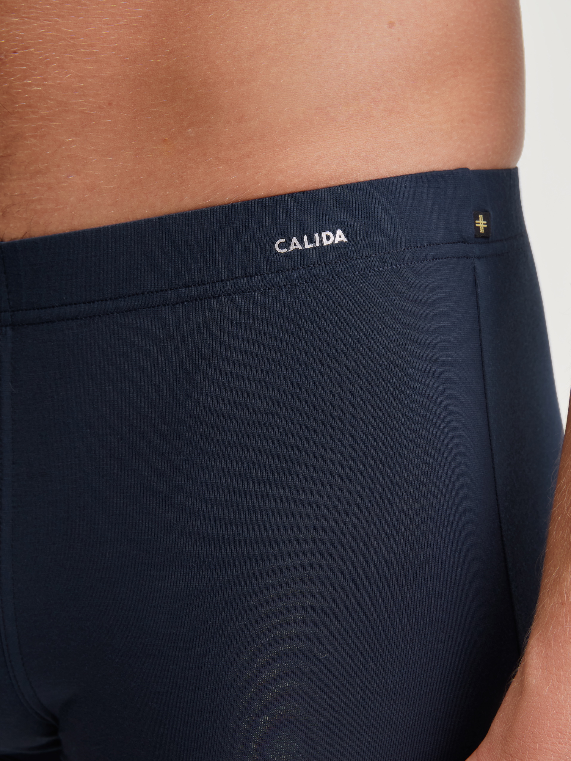 Le mannequin Homme porte le/la Boxer brief en TENCEL™ de couleur Bleu, Unicolore, de la série Balanced Day de CALIDA, Détail