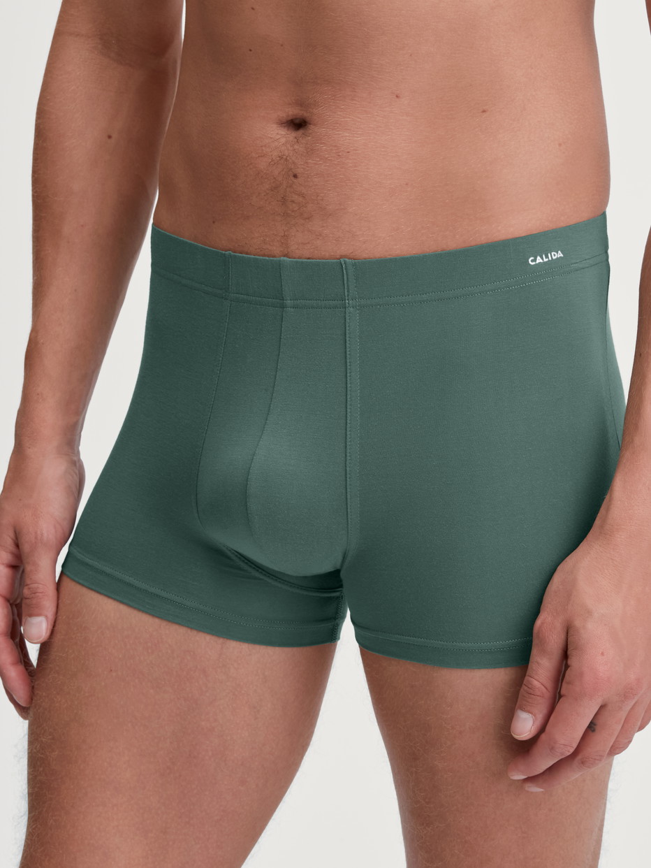 Herren-Model trägt Boxer Brief aus Modal in Grün, Einfarbig aus Serie Balanced Day von CALIDA, Vorderansicht