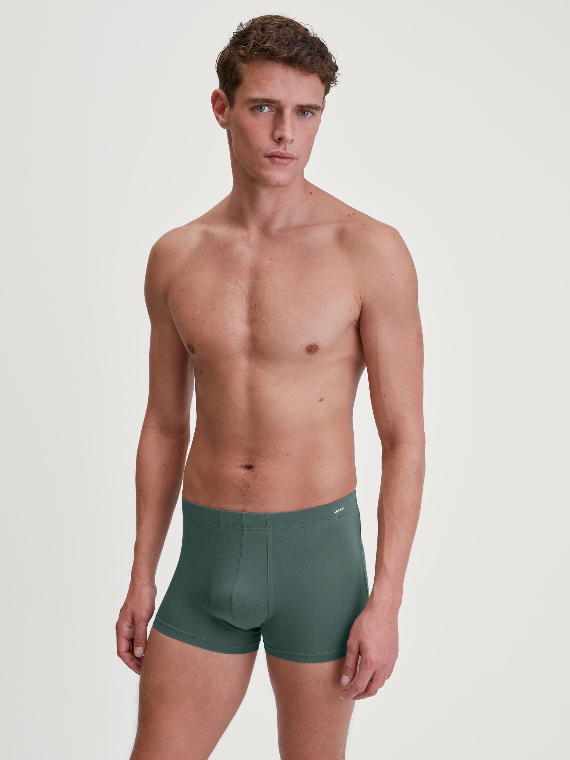 Le mannequin Homme porte le/la Boxer brief en Modal de couleur Vert, Unicolore, de la série Balanced Day de CALIDA, Tenue