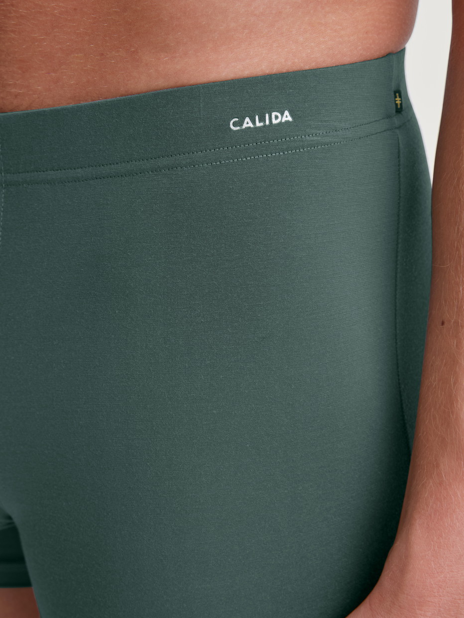 Herren-Model trägt Boxer Brief aus Modal in Grün, Einfarbig aus Serie Balanced Day von CALIDA, Detail