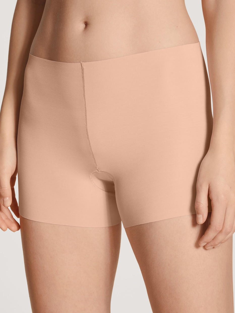 Damen-Model trägt Radlerhose mit saumlosem Beinabschnitt aus Modal in Rosa, Einfarbig aus Serie Natural Skin von CALIDA, Vorderansicht