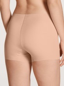 Damen-Model trägt Radlerhose mit saumlosem Beinabschnitt aus Modal in Rosa, Einfarbig aus Serie Natural Skin von CALIDA, Rückansicht