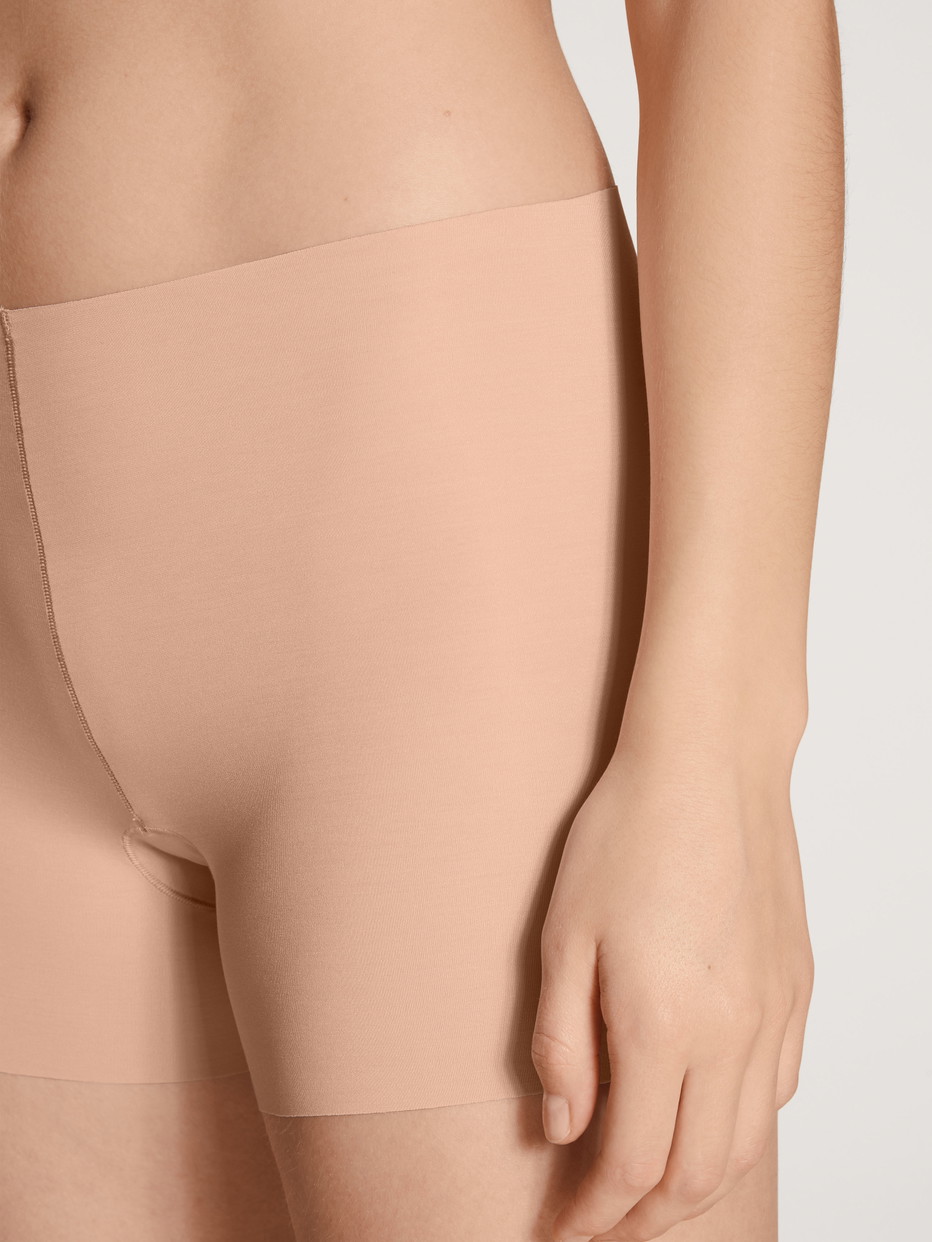 Damen-Model trägt Radlerhose mit saumlosem Beinabschnitt aus Modal in Rosa, Einfarbig aus Serie Natural Skin von CALIDA, Detail