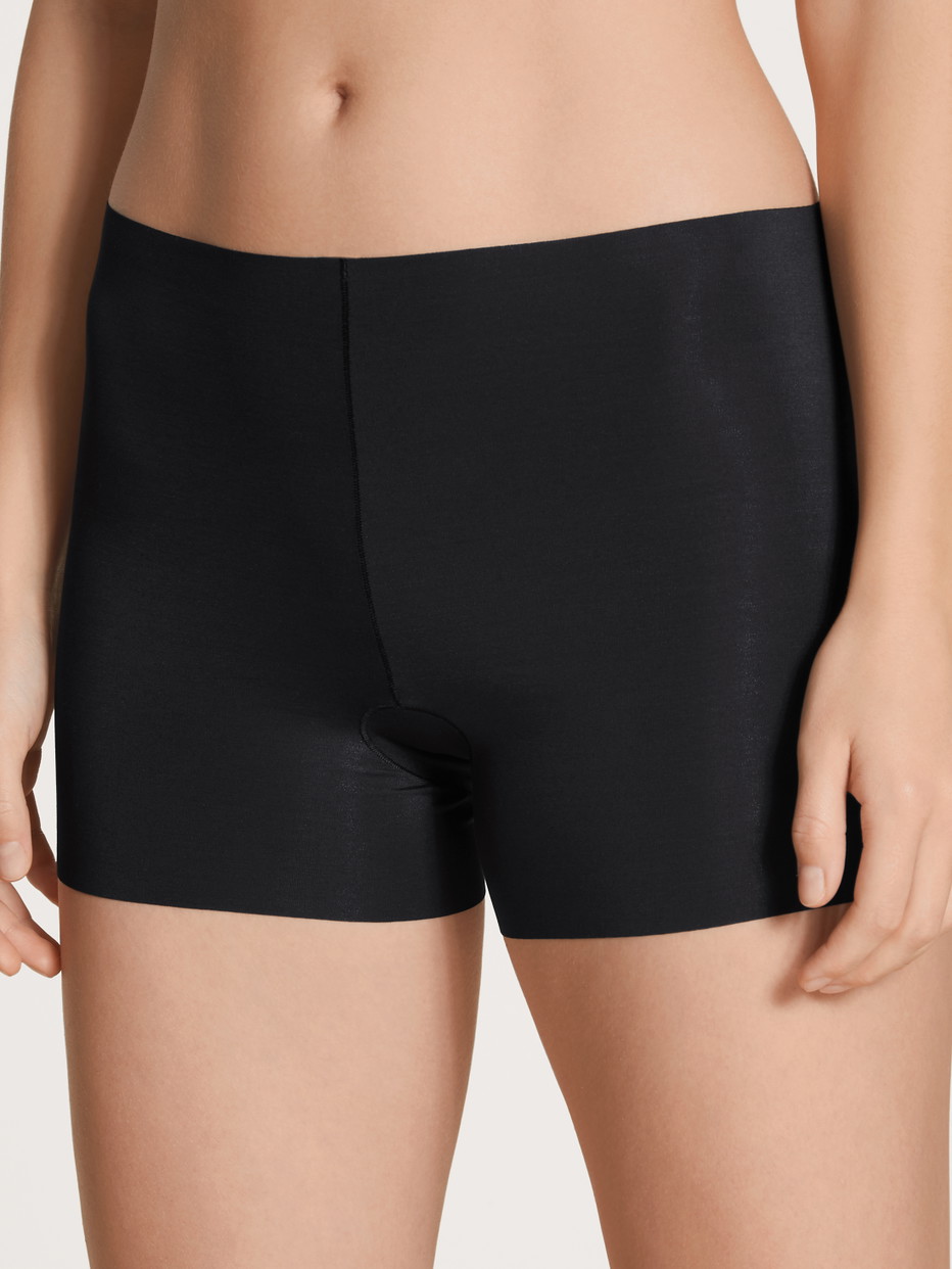 Damen-Model trägt Radlerhose mit saumlosem Beinabschnitt aus Modal in Schwarz, Einfarbig aus Serie Natural Skin von CALIDA, Vorderansicht