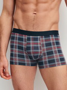 Herren-Model trägt Boxer Brief mit Softgummibund aus Baumwolle in Rot, Gemustert aus Serie Family & Friends von CALIDA, Vorderansicht