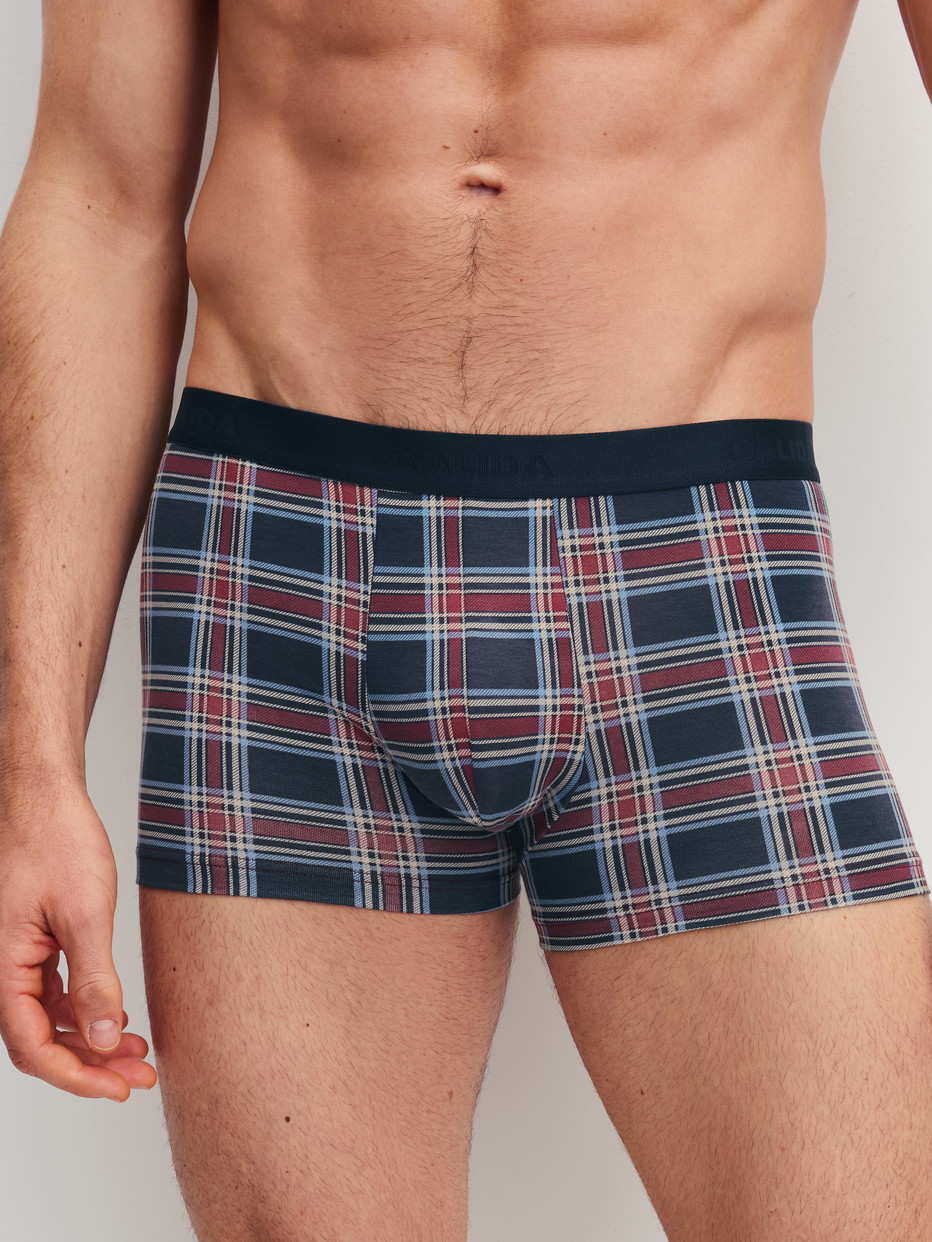 Herren-Model trägt Boxer Brief mit Softgummibund aus Baumwolle in Rot, Gemustert aus Serie Family & Friends von CALIDA, Vorderansicht