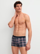 Herren-Model trägt Boxer Brief mit Softgummibund aus Baumwolle in Rot, Gemustert aus Serie Family & Friends von CALIDA, Outfit