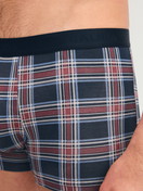 Herren-Model trägt Boxer Brief mit Softgummibund aus Baumwolle in Rot, Gemustert aus Serie Family & Friends von CALIDA, Detail
