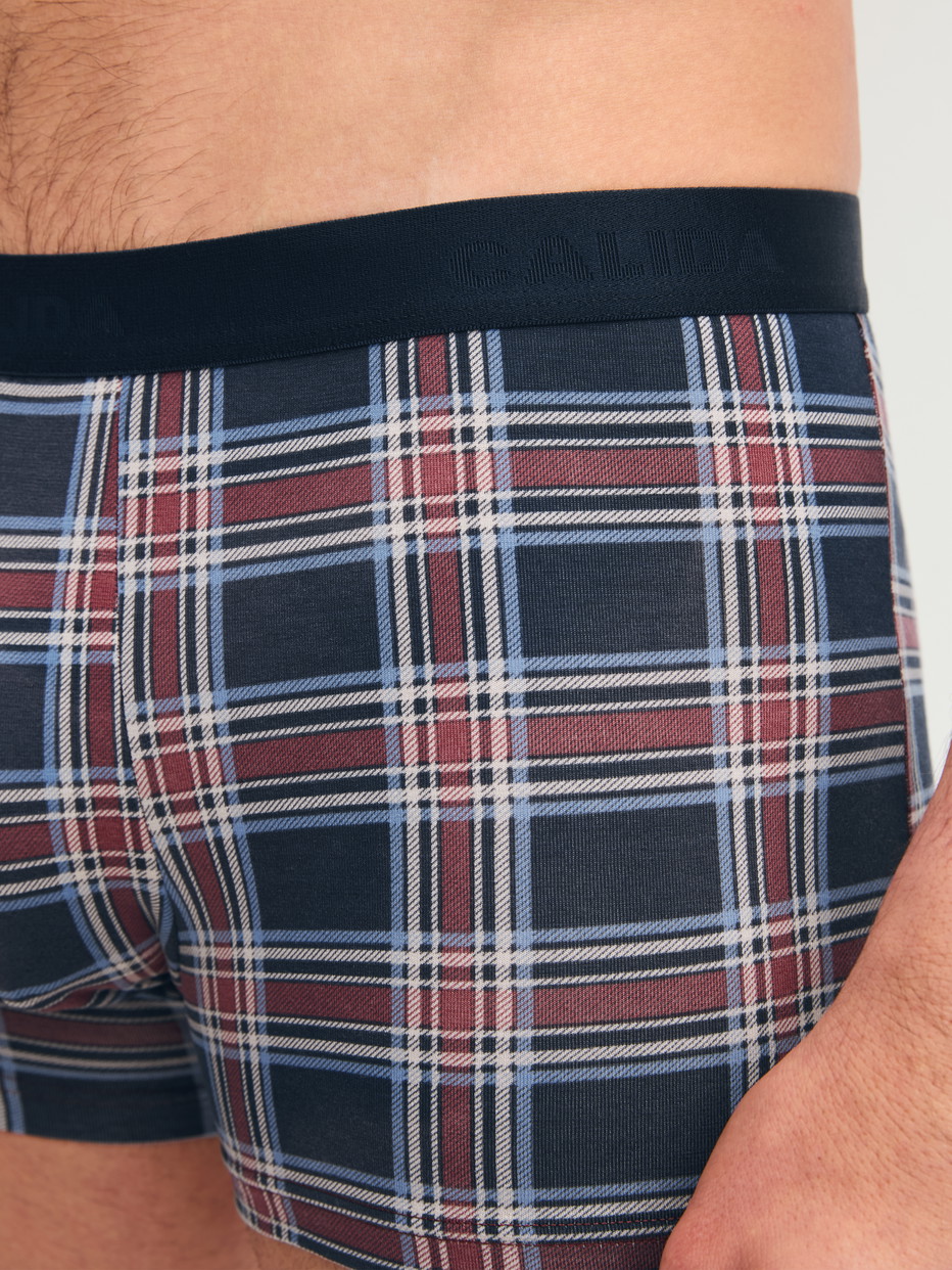 Herren-Model trägt Boxer Brief mit Softgummibund aus Baumwolle in Rot, Gemustert aus Serie Family & Friends von CALIDA, Detail