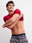 Herren-Model trägt Boxer Brief mit Softgummibund aus Baumwolle in Rot, Gemustert aus Serie Family & Friends von CALIDA, Zusatzbild