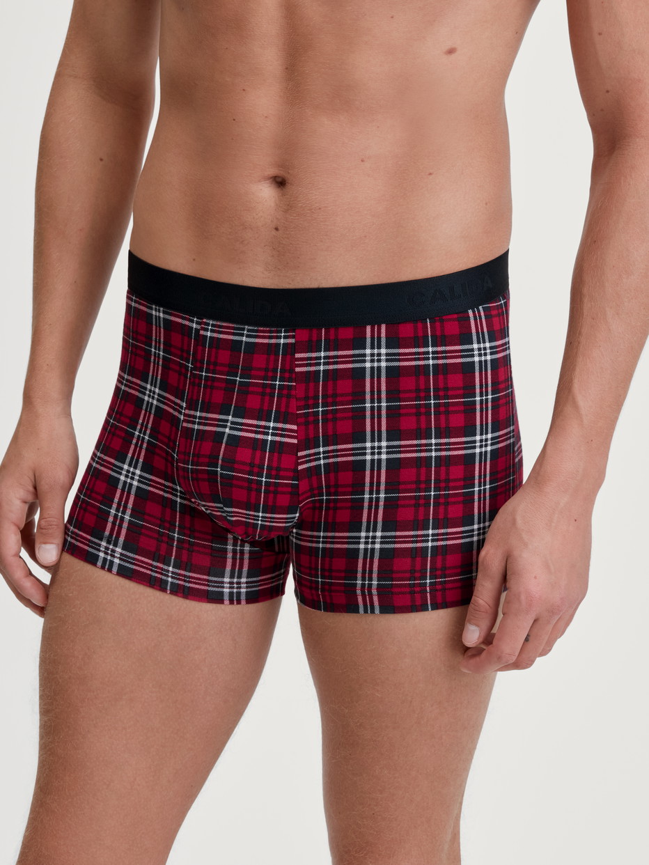 Herren-Model trägt Boxer Brief mit Softgummibund aus Baumwolle in Rot, Gemustert aus Serie Family & Friends von CALIDA, Vorderansicht