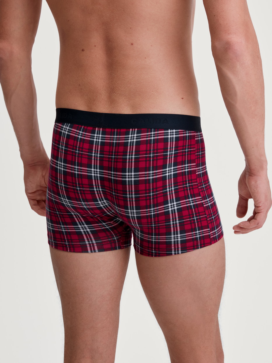 Herren-Model trägt Boxer Brief mit Softgummibund aus Baumwolle in Rot, Gemustert aus Serie Family & Friends von CALIDA, Rückansicht