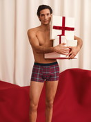 Le mannequin Homme porte le/la Boxer brief en Coton de couleur Rouge, À motifs, de la série Family & Friends de CALIDA, Vue de face