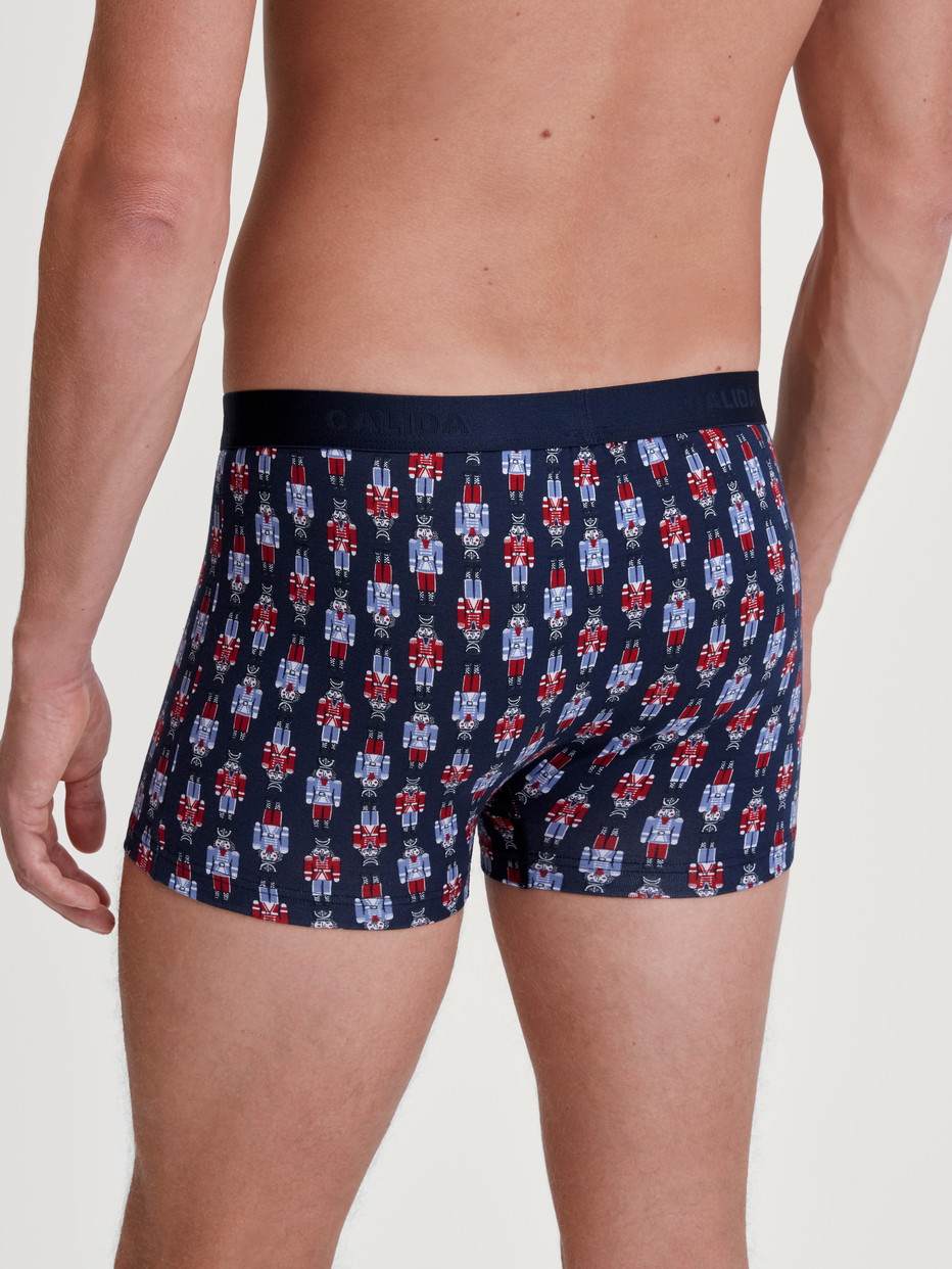 Herren-Model trägt Boxer Brief mit Softgummibund aus Baumwolle in Blau, Gemustert aus Serie Family & Friends von CALIDA, Rückansicht