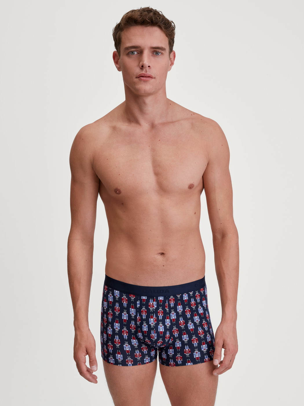 Le mannequin Homme porte le/la Boxer brief en Coton de couleur Bleu, À motifs, de la série Family & Friends de CALIDA, Vue de face