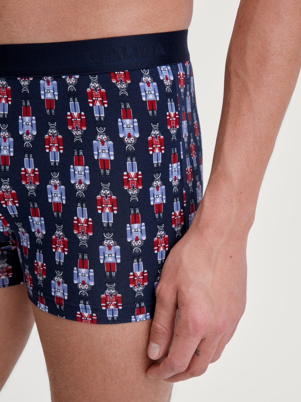 Le mannequin Homme porte le/la Boxer brief en Coton de couleur Bleu, À motifs, de la série Family & Friends de CALIDA, Détail