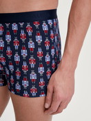 Le mannequin Homme porte le/la Boxer brief en Coton de couleur Bleu, À motifs, de la série Family & Friends de CALIDA, Détail
