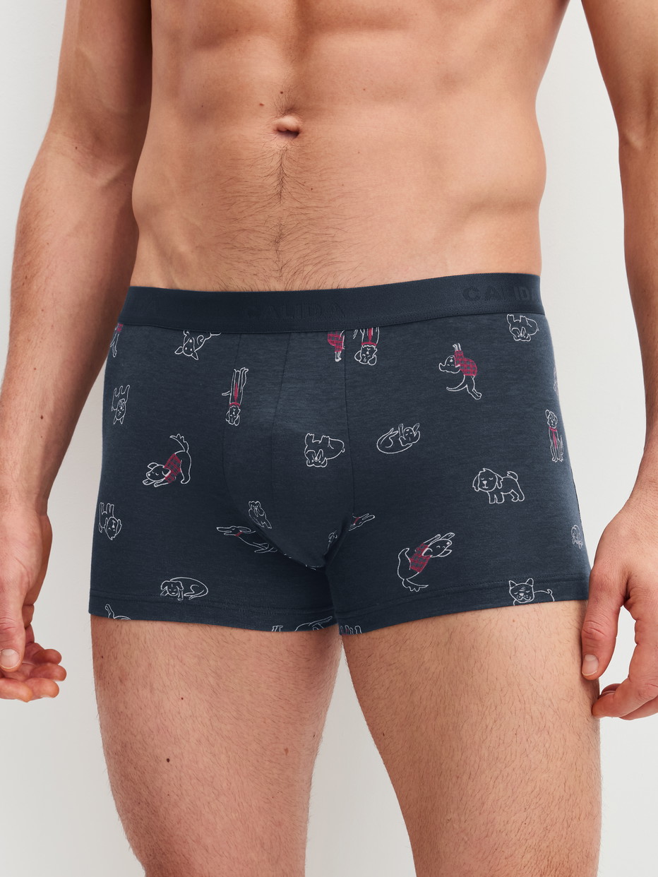 La modella / Il modello Uomo indossa Boxer brief in Cotone di colore Blu, Modello, della serie Family & Friends di CALIDA, Vista frontale