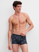 La modella / Il modello Uomo indossa Boxer brief in Cotone di colore Blu, Modello, della serie Family & Friends di CALIDA, Abbigliamento