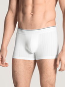 Herren-Model trägt Boxer Brief mit Elastikbund aus Baumwolle in Weiß, Motiv aus Serie Pure & Style von CALIDA, Vorderansicht