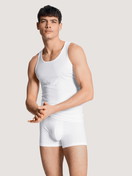 Herren-Model trägt Boxer Brief mit Elastikbund aus Baumwolle in Weiß, Motiv aus Serie Pure & Style von CALIDA, Outfit, Vorderansicht