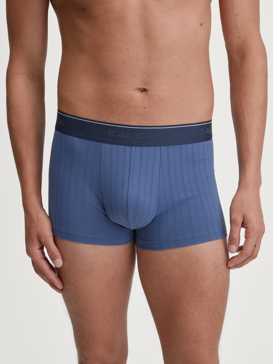 La modella / Il modello Uomo indossa Boxer brief, girovita elastico in Cotone di colore Blu, Tinta unita, della serie Pure & Style di CALIDA, Vista frontale