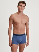 La modella / Il modello Uomo indossa Boxer brief, girovita elastico in Cotone di colore Blu, Tinta unita, della serie Pure & Style di CALIDA, Abbigliamento
