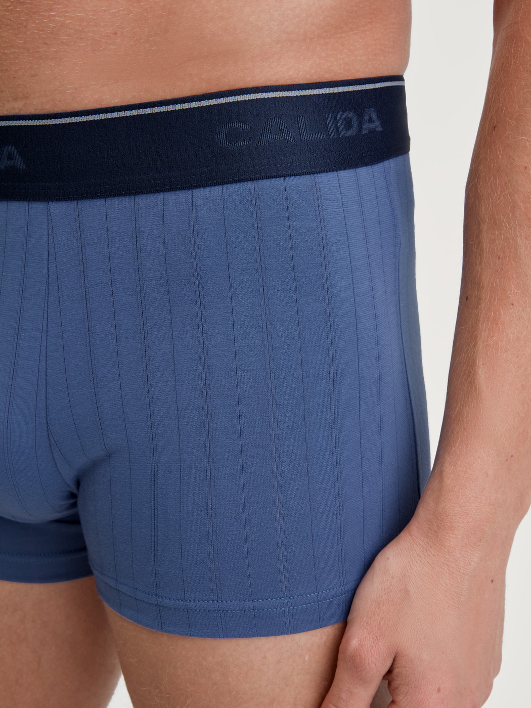 La modella / Il modello Uomo indossa Boxer brief, girovita elastico in Cotone di colore Blu, Tinta unita, della serie Pure & Style di CALIDA, Dettaglio