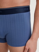 La modella / Il modello Uomo indossa Boxer brief, girovita elastico in Cotone di colore Blu, Tinta unita, della serie Pure & Style di CALIDA, Dettaglio